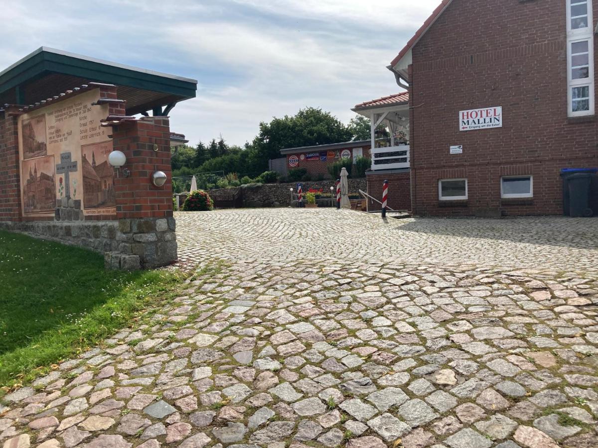 Hotel Am Schlosspark Mallin Exterior foto